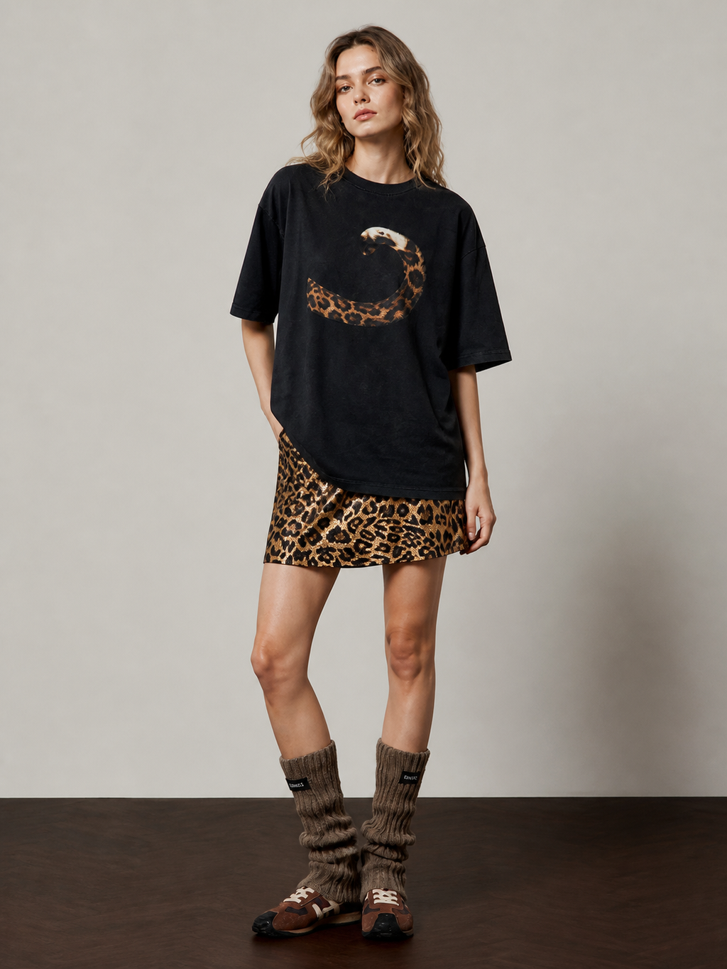 Foreign model wearing the JINLUMEI washed black oversized leopard-tail graphic T-shirt